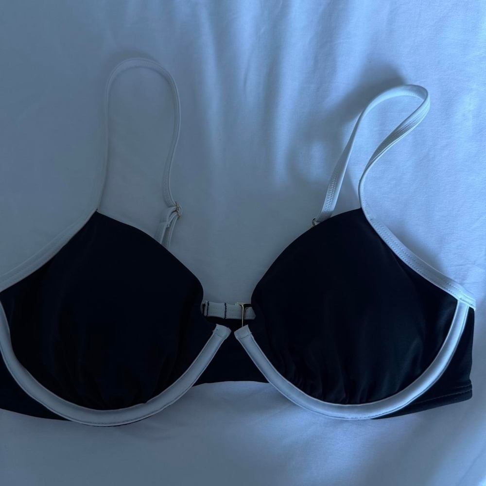 Black and white bikini top with removable padding no size tag s/m